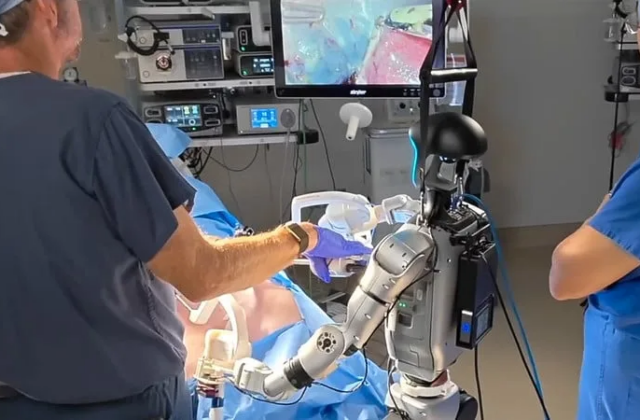 Cách Mạng Công Nghệ Trong Y Học: Robot Hình Người Thực Hiện Phẫu Thuật Đầu Tiên