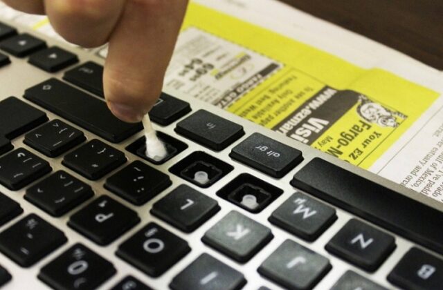 Hướng Dẫn Vệ Sinh Bàn Phím Laptop Đúng Cách Để Bảo Quản Thiết Bị