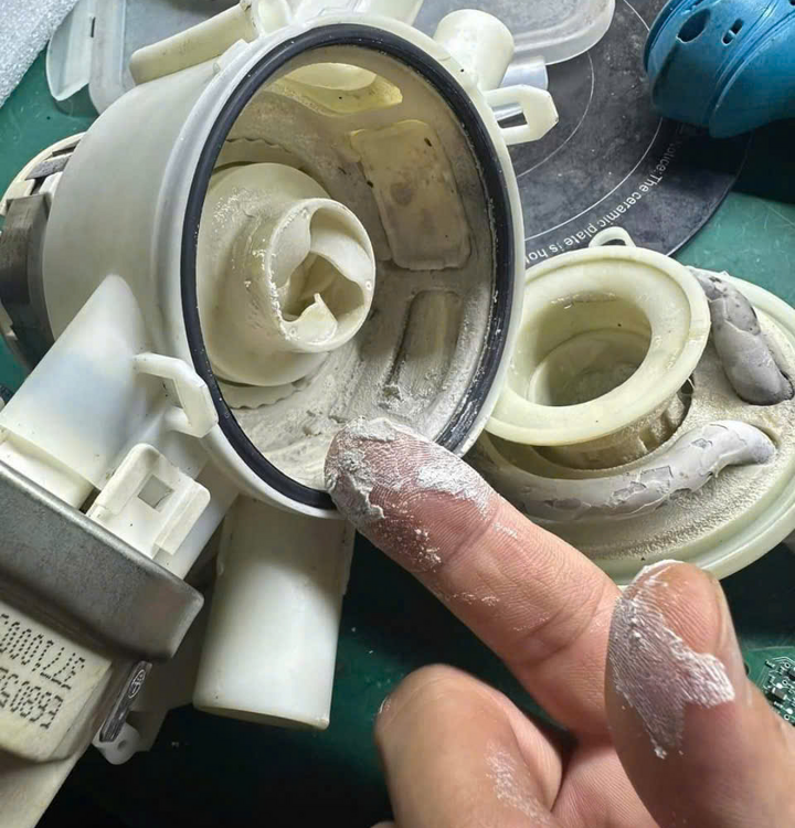 Tại Sao Máy Rửa Bát Cần Sử Dụng Muối, Chất Tẩy Rửa và Nước Bóng?