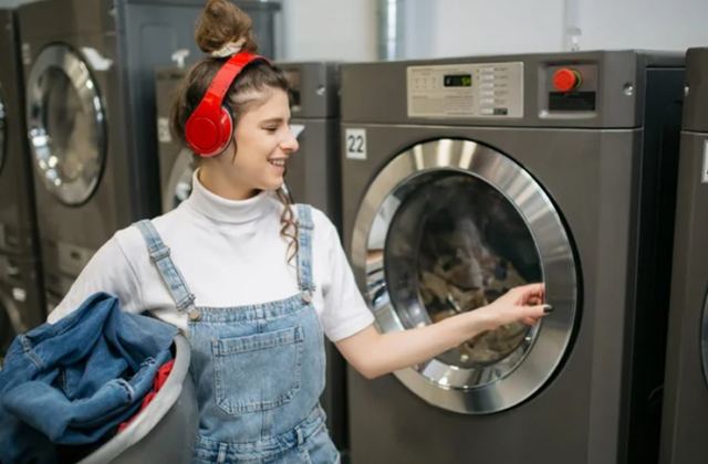 Khám Phá Sự Khác Biệt Giữa Máy Giặt Và Máy Rửa Bát: Tại Sao Lại Không Có Cửa Kính?