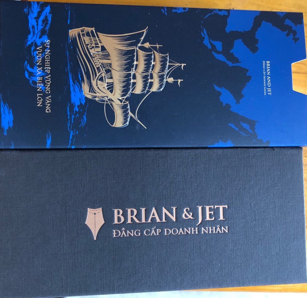 Khám Phá Đánh Giá Sản Phẩm Bút Ký Doanh Nhân Brian & Jet BJ003 1 Thiết kế hộp đựng bút ký BJ003