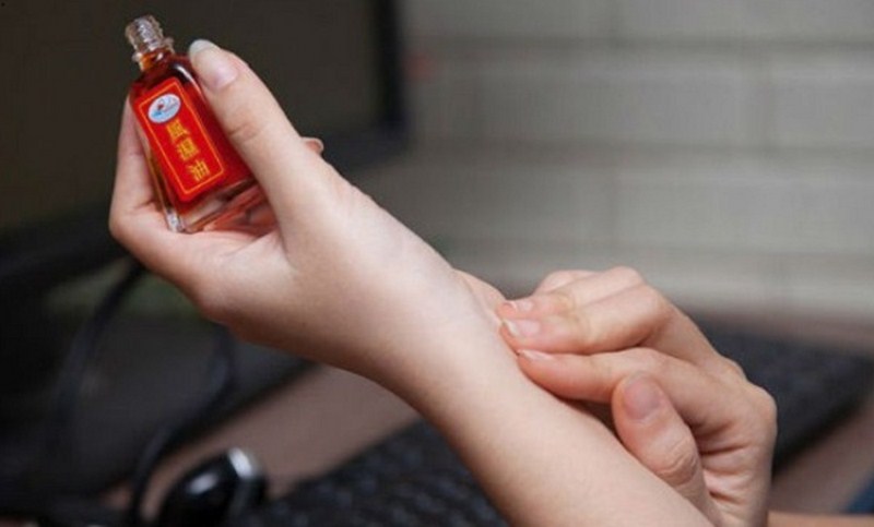 Phương Pháp An Toàn Để Đuổi Và Diệt Muỗi Hiệu Quả 5 Đuổi và diệt muỗi bằng dầu gió