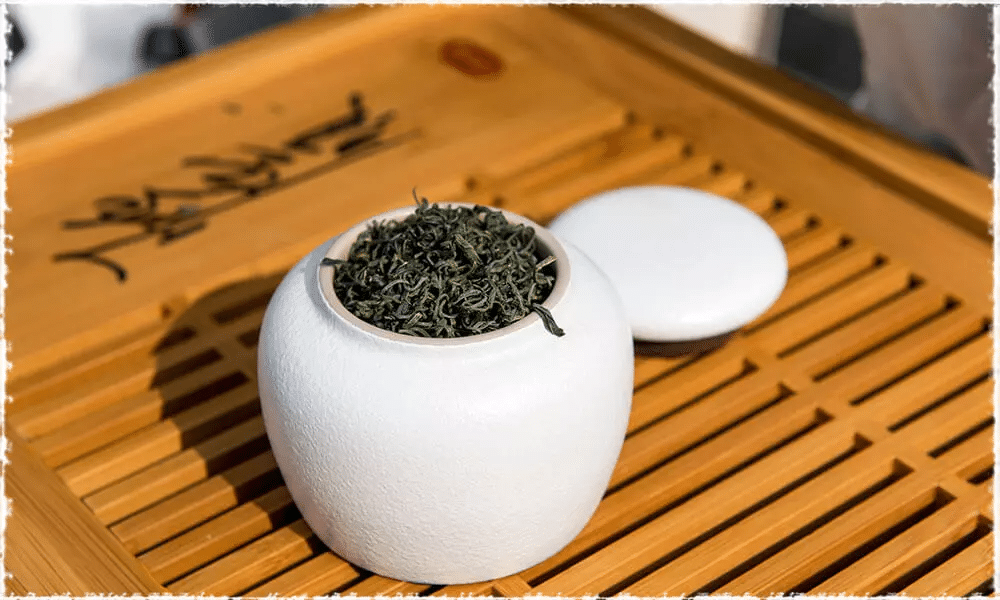 Bảo quản trà trong bình kín nơi khô ráo Bảo quản trà trong bình kín nơi khô ráo